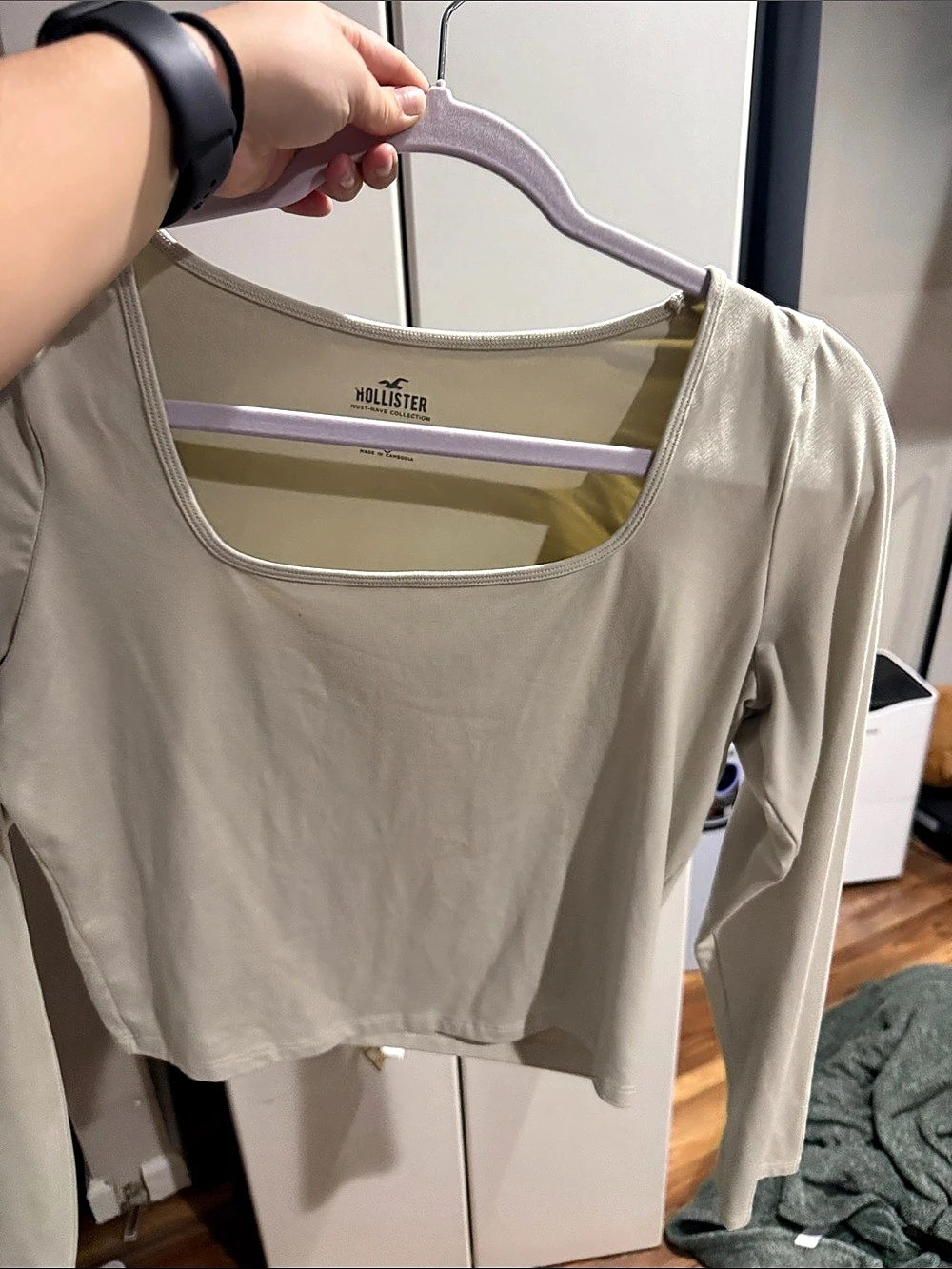 Hollister Must-Have Collection Long Sleeve Top in Cream Size Large Like New